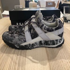 UA Valsetz Trek, size 9, GRY and WHT, sportsstyle